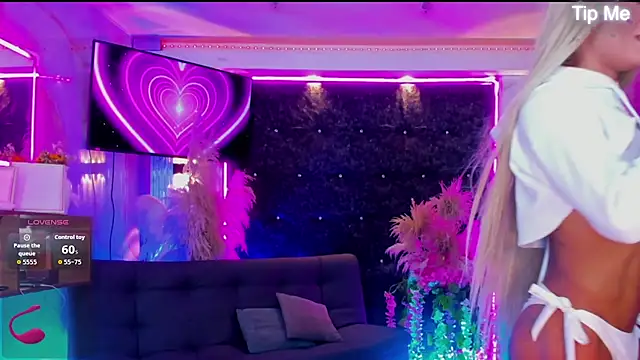 Queens_Wonders_Blonders webcam