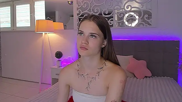 LuisaClover live cam on StripChat