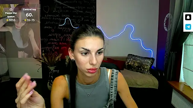 GracefulDoll live cam on StripChat