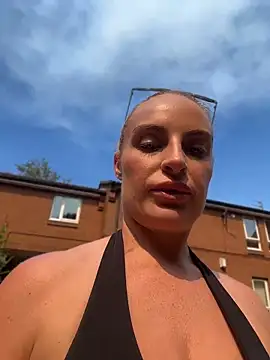 BIGTITBLONDEUK webcam