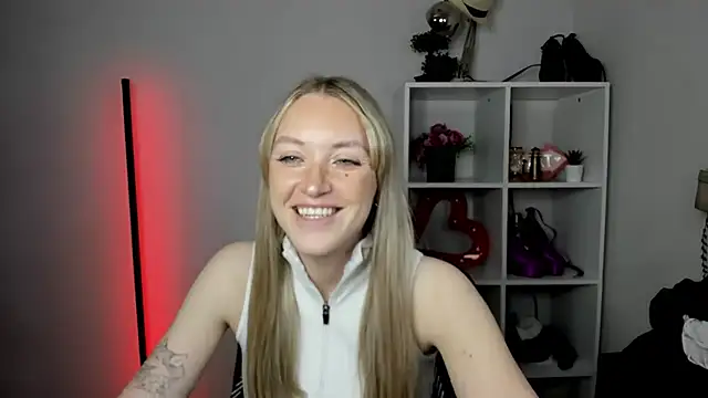 EvelynBlond webcam