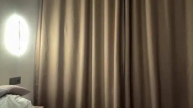 Ur_neighbor_Kira webcam