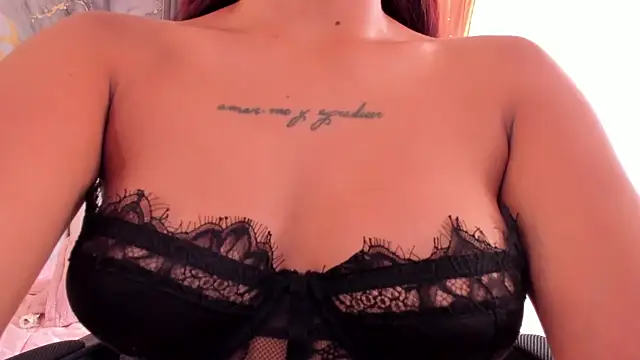 CarolineFyre live cam on StripChat