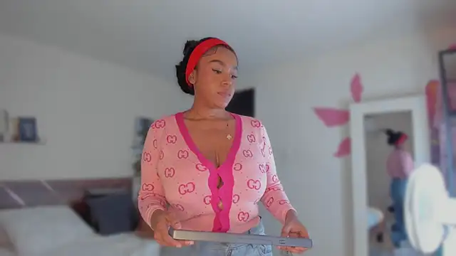 YariRose webcam