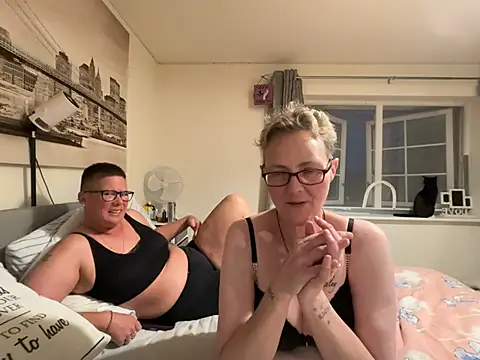Curvy-Jinx webcam