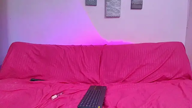 Nikki__uwu live cam on StripChat