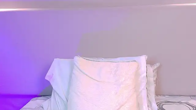 NaomiKlarc webcam