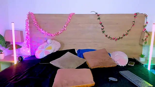 LaraRous webcam