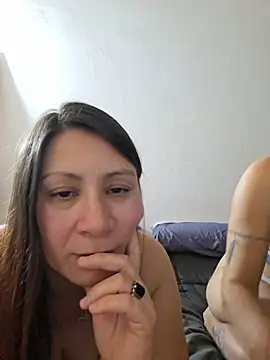 Gia-and-Lara webcam