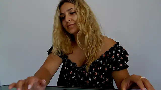 NicolePlay webcam