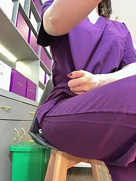 secretly_masturbating live cam on StripChat