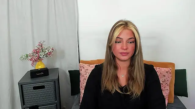 LilyBlondee webcam