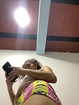 CamilaCastillo live cam on StripChat