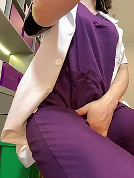 secretly_masturbating live cam on StripChat