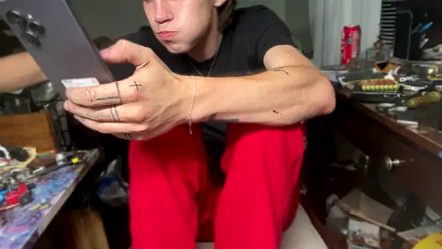 xanderozzz (M young) - #american #bisexuals #brunettes #cam2cam #flashing #flexing #hd #middle-priced-privates #mobile #muscular #recordable-privates #small-audience #smoking #white #young