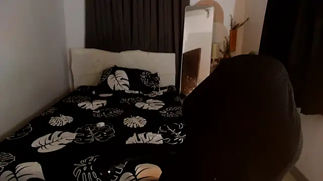 Ur_QueenCamilla webcam