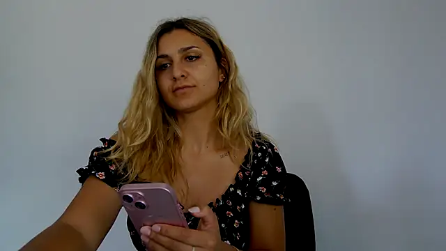 NicolePlay webcam