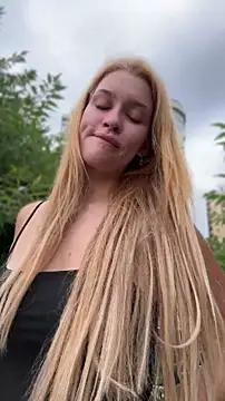 kikiwatson (F young) - Show color panties in public 😍