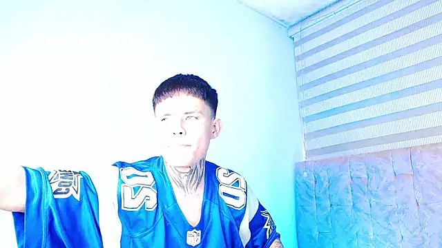 _justinmoon2 live cam on StripChat