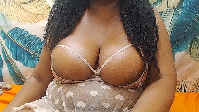 HornnyBabe35 webcam