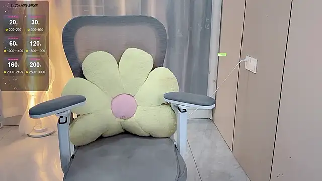 HH-1 live cam on StripChat