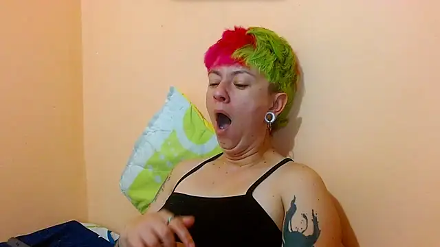tomboyblue - Tomboyblue's free webcam - UK Sex Cams