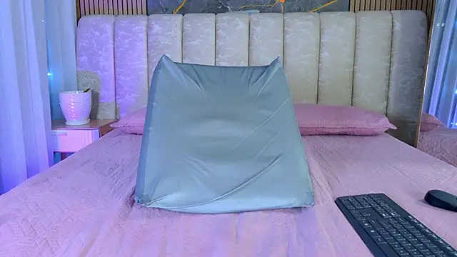 mia_scot webcam