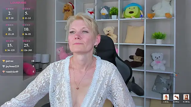 Julie_Lucas live cam on StripChat