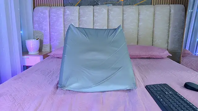 mia_scot webcam