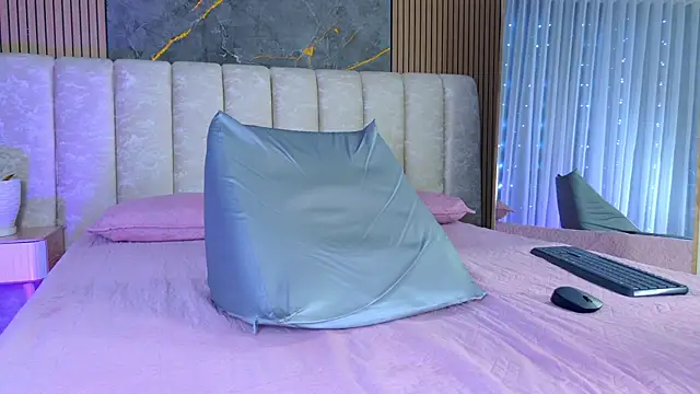 mia_scot webcam