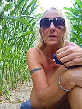 HotWifeLyn68 Live Webcam on Stripchat