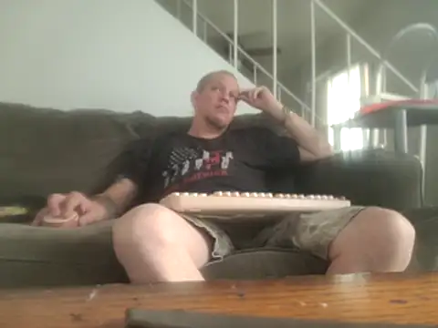 yourMasterisBored live cam on StripChat