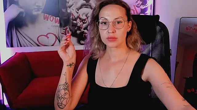 Charlotte_Hudson live cam on StripChat