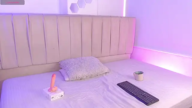 aphril_bluee live cam on StripChat