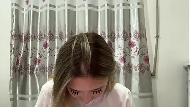 CloudyClamber live cam on StripChat