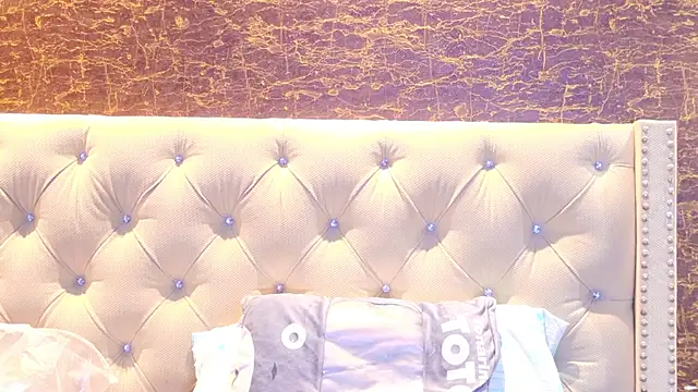 abril_collinz live cam on StripChat