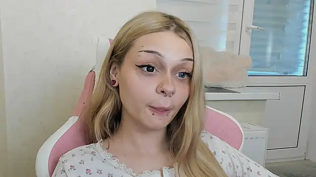MelonyEmo webcam