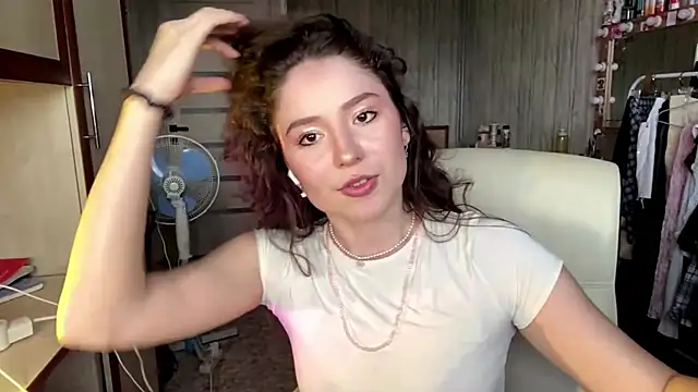 CrispyVeil webcam