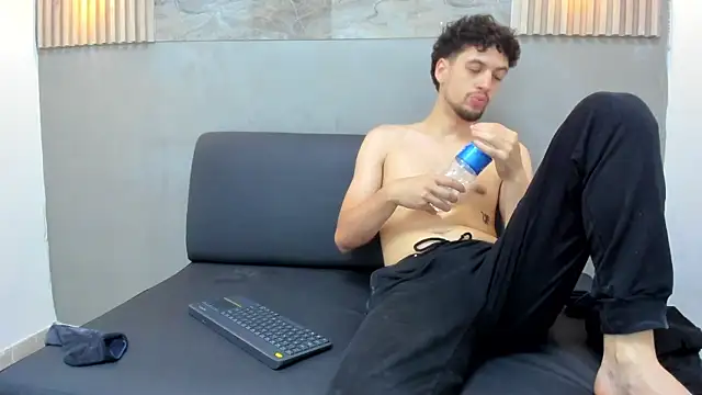 LUCA_GREEND live cam on StripChat