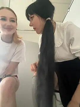 sukidaa (F teen) - lolla kiss zoe’s boobs in toilet