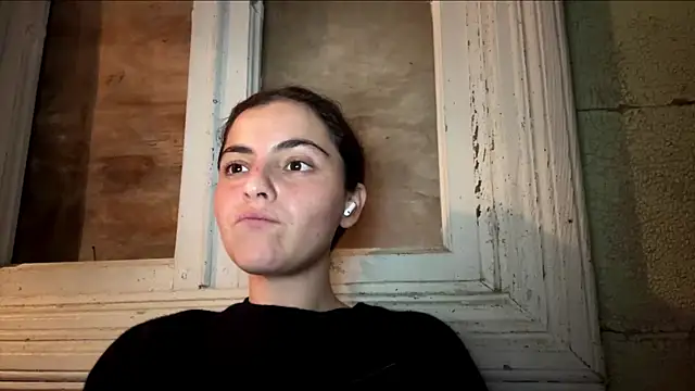 MarisaKomar webcam