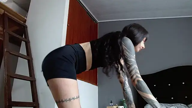 Emilia_1995 live cam on StripChat