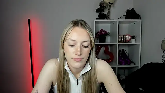 EvelynBlond webcam
