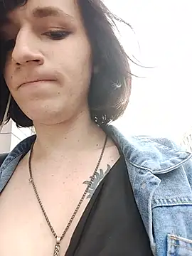 MickeQuinee live cam on StripChat