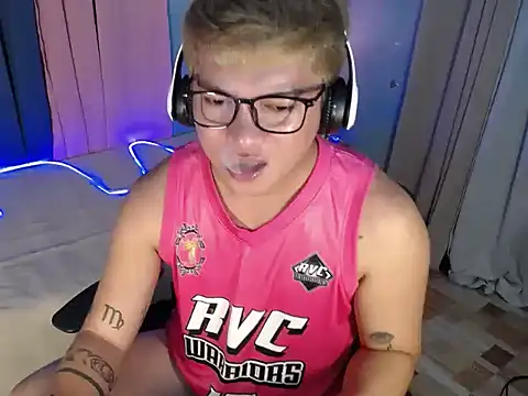 Fuckboii_intown live cam on StripChat