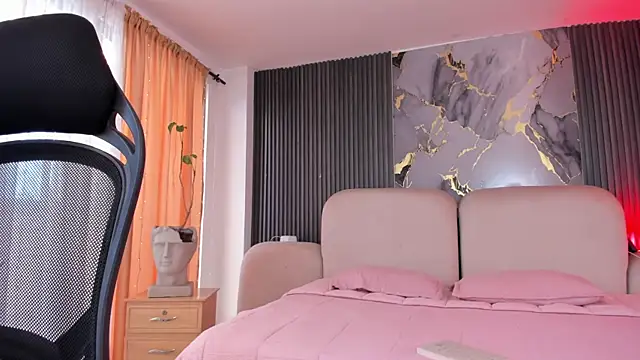 CarolineFyre webcam