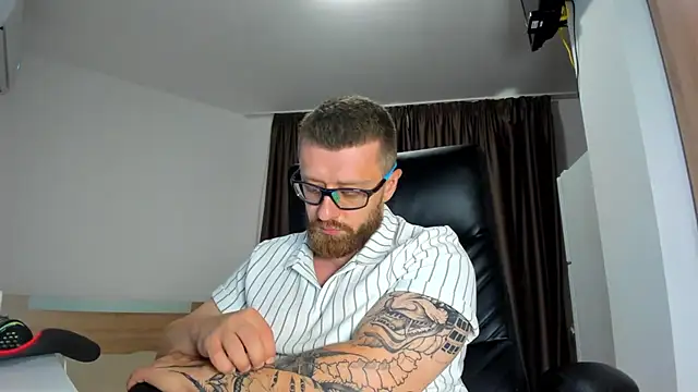 Findom_guy live cam on StripChat