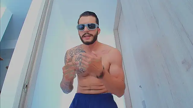 thomas_gun live cam on StripChat