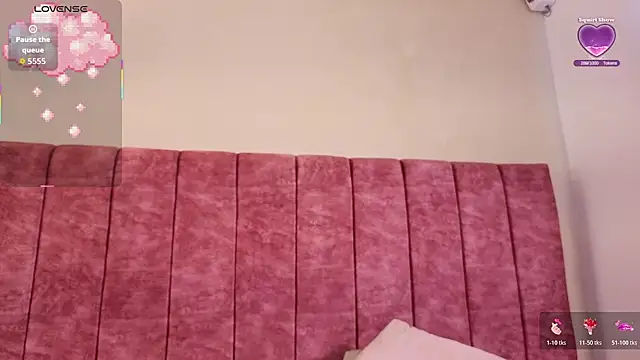 LOU_22_ live cam on StripChat
