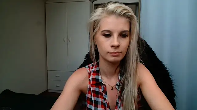 KristineGlow webcam